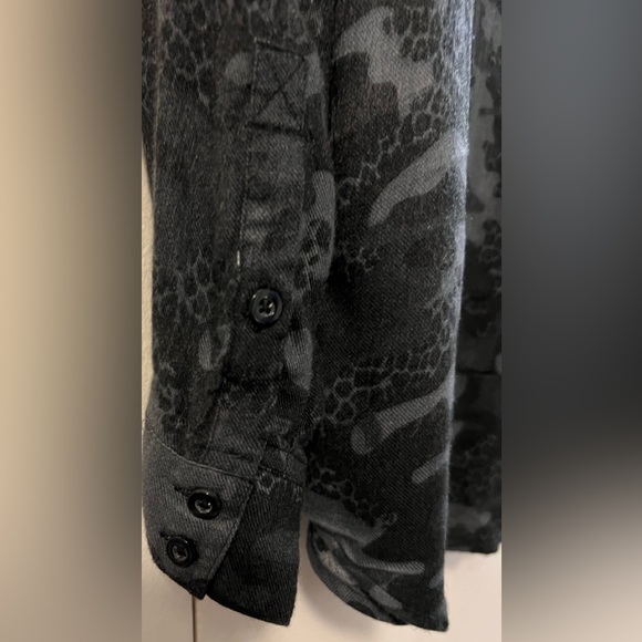 TORRID CAMO BLOUSE SIZE 2 (18/20) - Picture 3 of 8